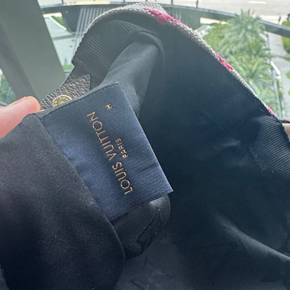 Louis Vuitton Pink Monogram on Gray Cap - Picture 7 of 7
